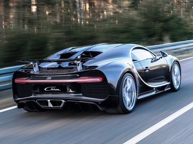 Zadná časť je prakticky otvorená, aby Chiron dokázal
odviesť množstvo horúceho vzduchu z priestoru motora. Aj preto tvorí svetlá
len úzka diódová lišta. Okrem štyroch viditeľných koncoviek výfukov má
ešte ďalšie dve smerujúce nadol.