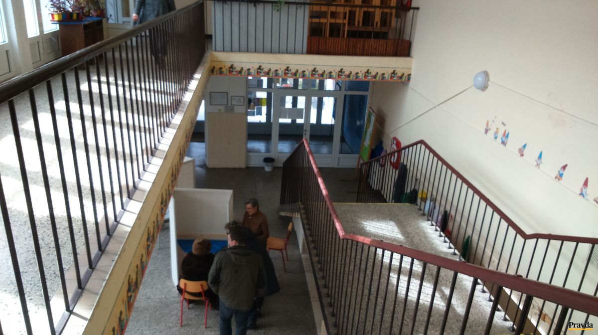 Voliči, ktorí nedokážu vyjsť po schodoch do niektorej z
volebných miestností, môžu svoj hlas odovzdať do mobilnej schránky, ktorú
im prinesie člen volebnej komisie.