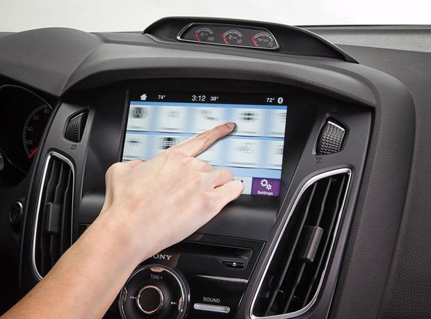 Sync 3 používa vylepšené hlasové ovládanie a nové
aplikácie vrátane MyBoxMan, ktorá umožňuje vodičom doručiť zásielku
iným osobám a zarobiť si počas štandardnej päťkilometrovej jazdy
približne 5 až 8 eur.