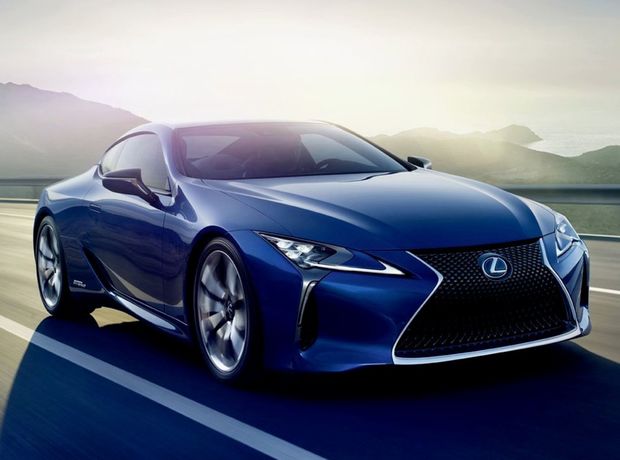 Hybridné kupé LC500h sa exteriérom príliš nelíši od
svojho čisto benzínového súrodenca. Rozdielny je len modrý podklad loga a
nápisy Multi Stage Hybrid na zadných blatníkoch.