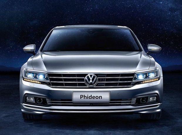 Phideon bude poháňať preplňovaný benzínový motor 3,0
TSI s výkonom 220 kW. Neskôr sa pod kapotu chystá aj slabší 4-valec 2,0
TSI.