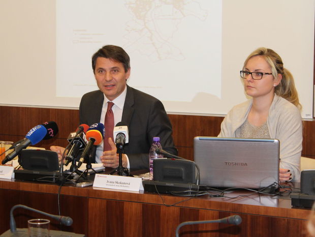 Primátor Bratislavy Ivo Nesrovnal rozpráva o probléme
vizuálneho smogu v Bratislave.