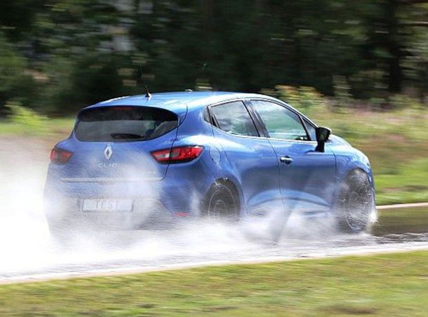 ADAC testoval nové letné plášte na Renaulte Clio. Celkom
ho prezul šestnásťkrát.