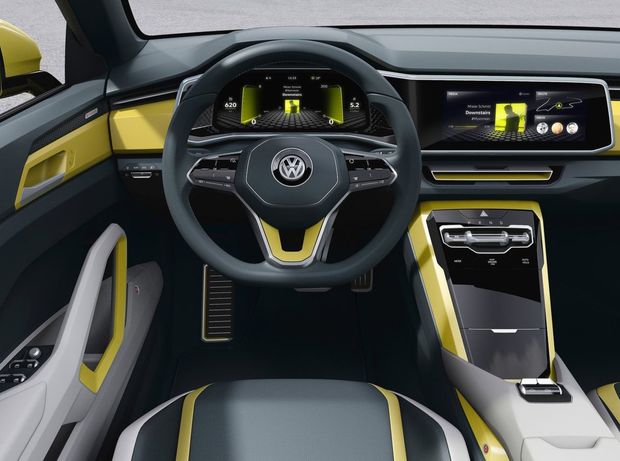 Interiér ponúkajúci miesto štvorčlennej posádke má
minimum tlačidiel. Ovládanie funkcií na seba prebrali dotykové displeje.
Mechanické ovládače má len prevodovka, strecha a elektrická parkovacia
brzda.
