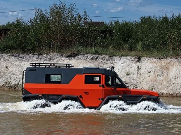 Šamanu nerobí problém ani vodná hladina. Vie totiž
plávať.