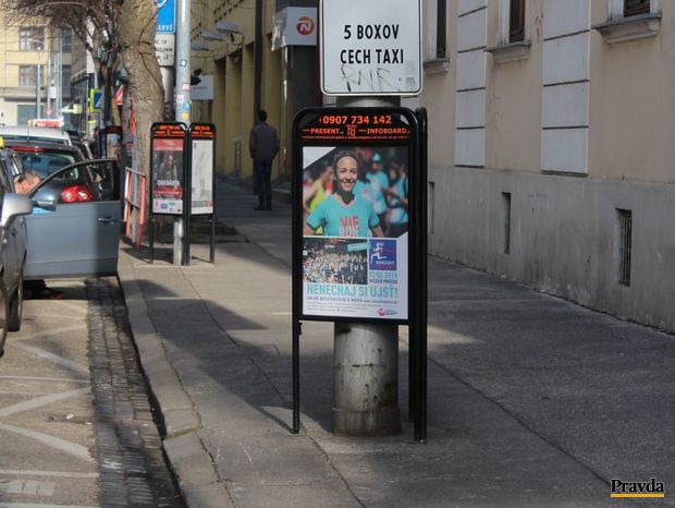Reklamné trojnožky vedľa Divadla P. O. Hviezdoslava.