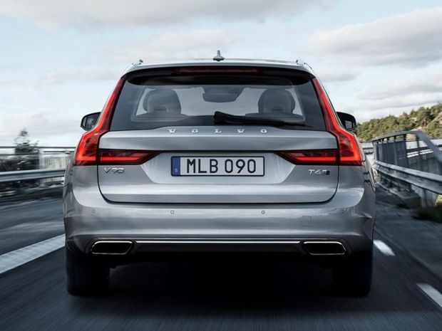 Zadnú časť oživujú pôsobivé svetlá lemujúce zadné
stĺpiky, podobne ako pri veľkom SUV XC90.