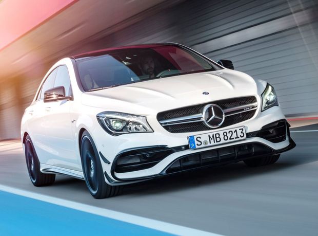 Úpravy nárazníka s väčšími vstupmi vzduchu CLA opticky
rozšírili. Štandardom je aj čierna maska s diamantovým efektom.
Príplatkové svetlá High Performance môžu využívať LED diódy.