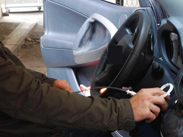 Pri teste 24 áut rôznych značiek, rôznych tried a rôzneho
veku sa ukázalo, že bezkľúčový prístup je vstupnou bránou pre zlodejov.
Nepotrebujú žiadne náradie ani špeciálny softvér. S autom odídu, akoby
bolo ich.