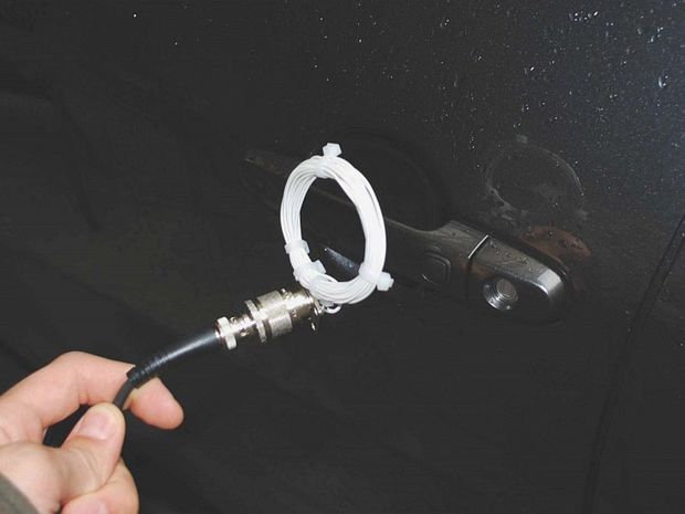 Zosilňovač signálu kľúča alebo signálu zámku vozidla
dokáže oklamať elektroniku bezkľúčového prístupu a štartovania. Auto si
totiž v oboch prípadoch myslí, že kľúč je v jeho blízkosti. A tak sa aj
správa.