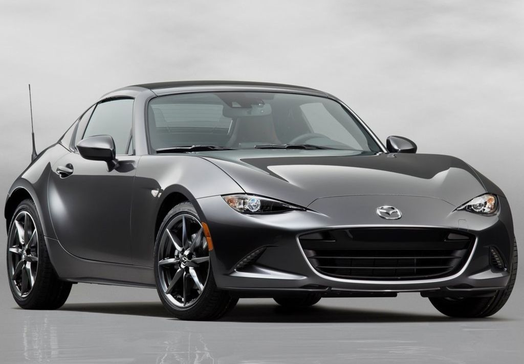Mazda MX-5 RF je vďaka pevnej sklápacej streche
univerzálnejším modelom.