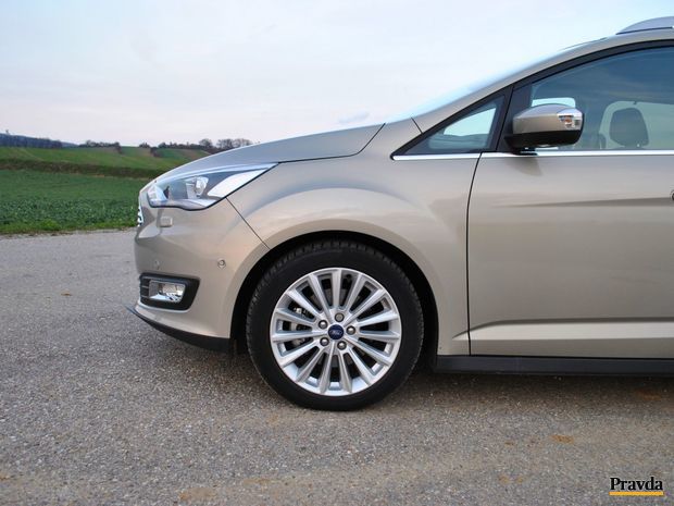 Jazdné vlastnosti má Grand C-Max v rámci kategórie
kompaktným MPV na veľmi dobrej úrovni. Prispievali k tomu aj 17 palcové
pneumatiky.