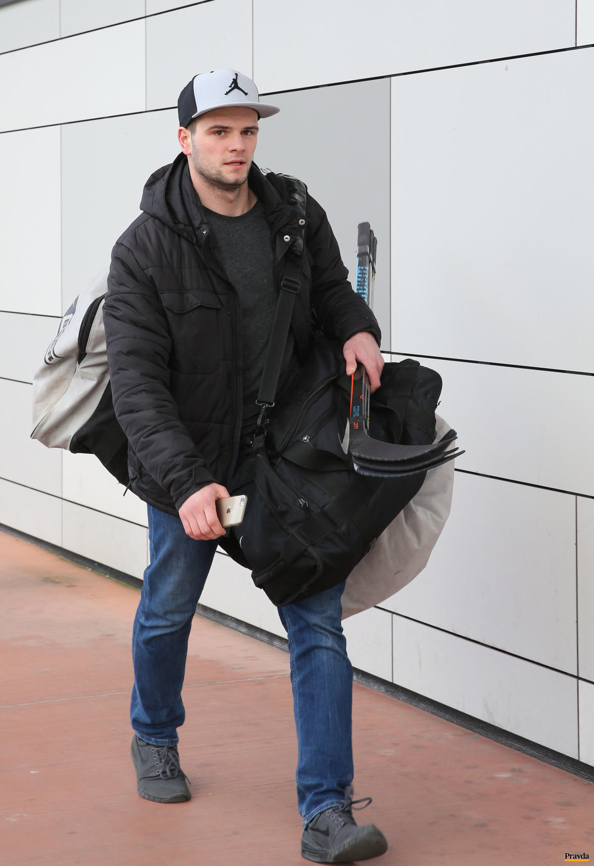 Denis Pätoprstý prichádza na zraz reprezentácie.