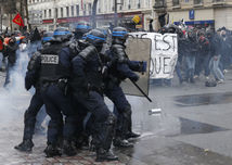 Štrajk vo Francúzsku sprevádzajú potýčky s políciou, Eiffelovka je zavretá