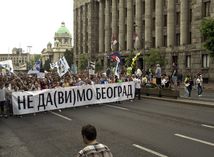 Tisíce ľudí protestovali proti zbúraniu starých domov v Belehrade
