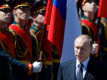 Putin varoval pred vplyvom NATO a chválil parlament za anexiu Krymu