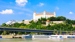 Najväčšia výletná loď Európy sa plaví po Dunaji cez Bratislavu. Takto vyzerá
