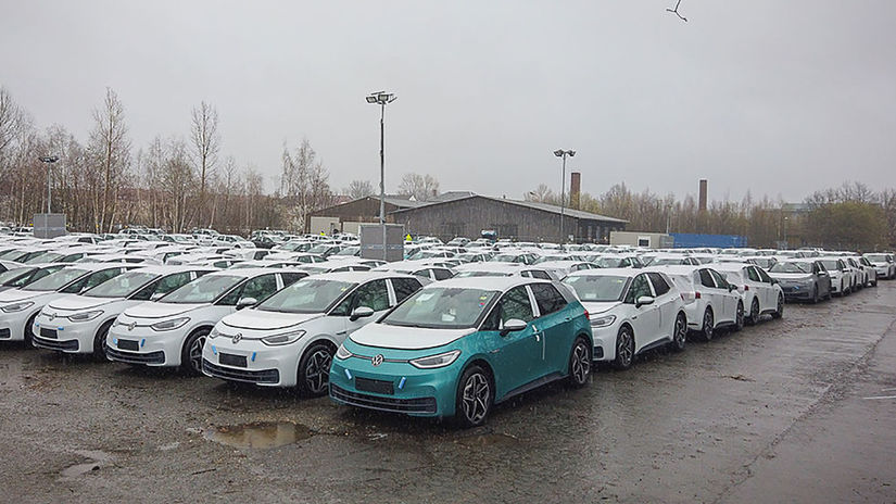 VW ID.3 stoja bezmocne na dočasných parkoviskách. Väz im