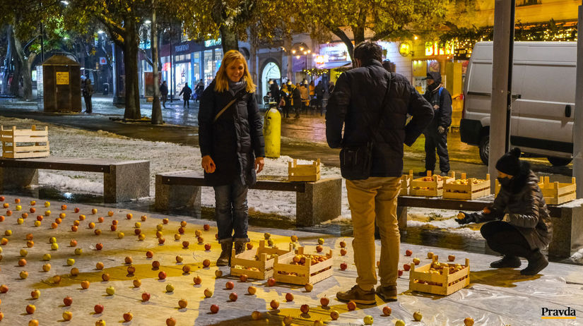 Protest za odchod Kollára. Hlina poslal na námestie tisíce jabĺk - Domáce - Správy - Pravda.sk