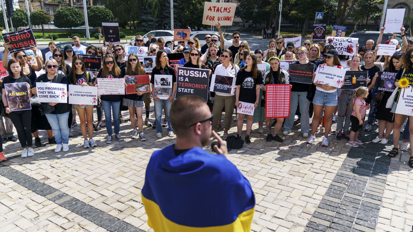 Meduza: Nie každý chce bojovať. Ukrajinci 'lovia' regrútov aj na diskotékach a plážach