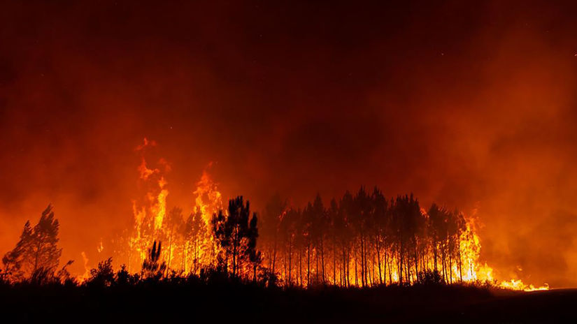 Plus d’un millier de pompiers combattent un immense incendie près de Bordeaux, ça brûle aussi au Portugal