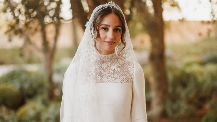 C’est ainsi qu’est née la robe de mariée époustouflante de la princesse jordanienne : Les détails à couper le souffle, sans parler du résultat – Beauté et mode – Femme