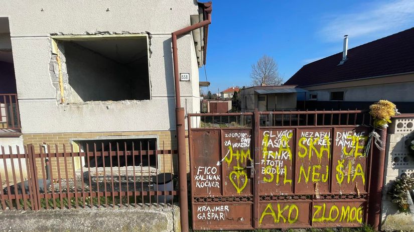 Un individu asperge le mur de la clôture de la maison du journaliste assassiné Kuciak
