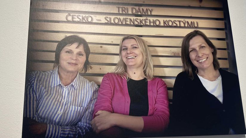 Trzy kobiety w czesko-słowackim stroju w Pradze – Galeria – Kultura