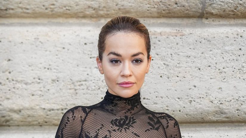 Personne ne la regardait dans les yeux : Rita Ora a montré son décolleté dans un modèle transparent.  Quand elle s’est assise, elle a ri… – Show business sexy – Cocktail