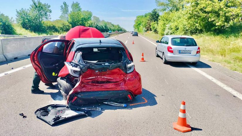 Vodič po zrážke na R1 vystúpil z auta, v protismere ho zrazilo ďalšie auto