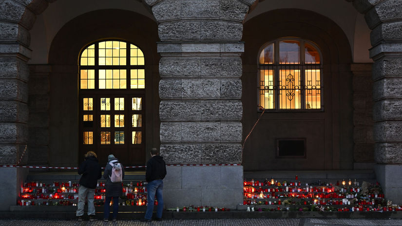 V Česku je štátny smútok za obete streľby v Prahe, na Slovensku tiež visia čierne vlajky