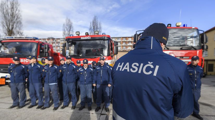 Sans uniformes modernes, mais prêts à aider.  Les pompiers sont intervenus après les inondations en France – Accueil – Actualités