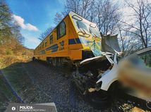 V Pitelovej sa zrazil vlak s osobným autom....