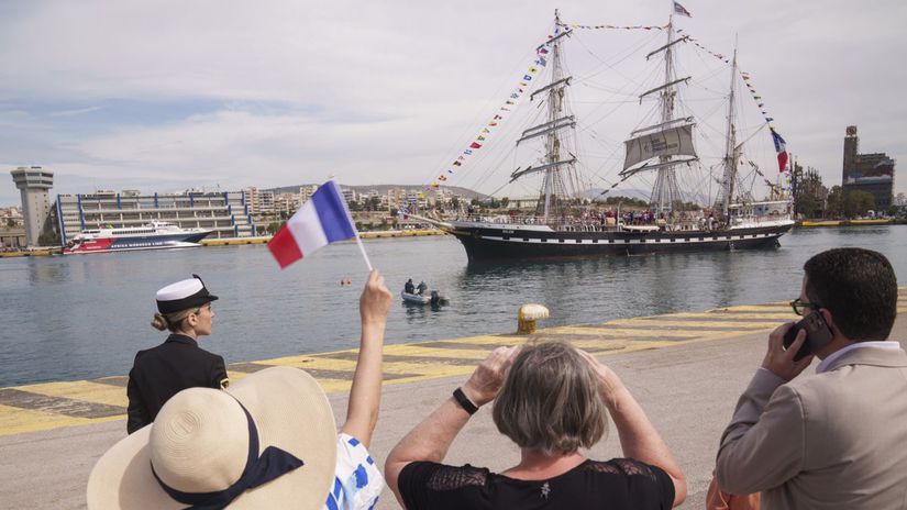 La flamme olympique fait route vers la France à bord d’un navire du XIXe siècle.  Les organisateurs veulent des jeux plus responsables – OH Paris 2024 – JO d’été