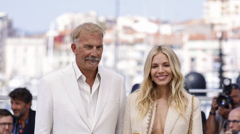 Pred časom o nej básnil Kevin Costner, ale... Očarujúca Sienna Miller miluje o 15 rokov mladšieho muža