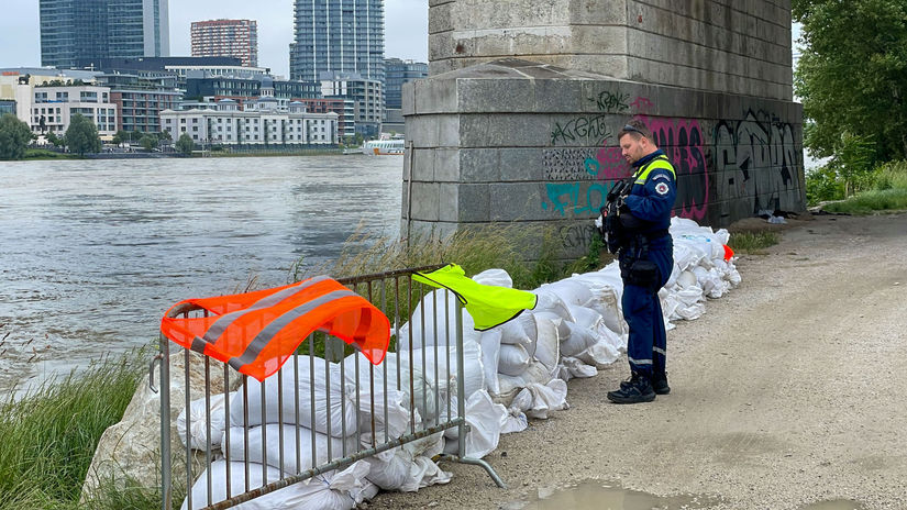 Sandsäcke, Hochwassersperren. Die Donau in Bratislava hat die 7-Meter-Marke überschritten und steigt an, sie wird die zweite Stufe erreichen – die nationale – Verwaltung