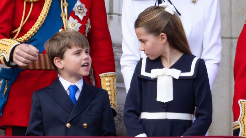 Prestaň! Výmyselníka Louisa uzemnila princezná Charlotte priamo na balkóne paláca! Keď počul hudbu, chcel tancovať