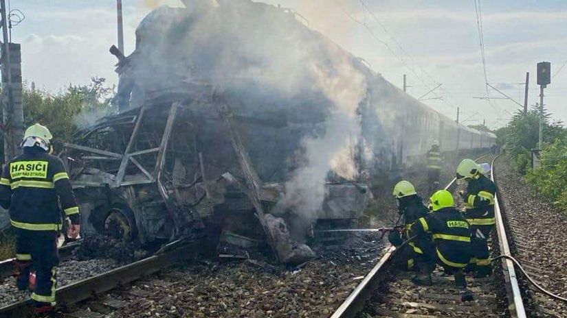 Sedem mŕtvych po tragickej zrážke vlaku a autobusu pri Nových Zámkoch. Šutaj Eštok: Obete sa zatiaľ nepodarilo ...