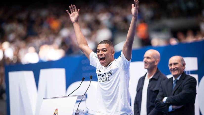 Toľko ľudí nepobláznil ani príchod Ronalda. Šťastný chlapec Mbappé podpísal zmluvu pred vypredaným štadiónom