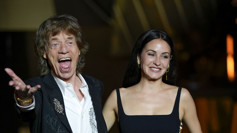 Navždy búrlivák! Mick Jagger sa predvádza v plnej sile aj po 80-ke, prekvapil britských športovcov. S mladou partnerkou po boku