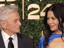 Dcéra Zety-Jones očarila v maminých šatách...