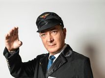 Ako z filmu. Vydával sa za pilota, v...