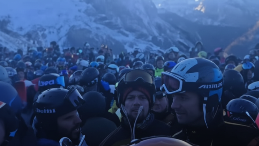 Tlačenica v Dolomitoch. Tis&iacute;ce lyžiarov uviazli v nekonečn&yacute;ch radoch, sneh ch&yacute;ba aj p&aacute;r t&yacute;ždňov pred olympi&aacute;dou, Talianov už chyt&aacute; panika