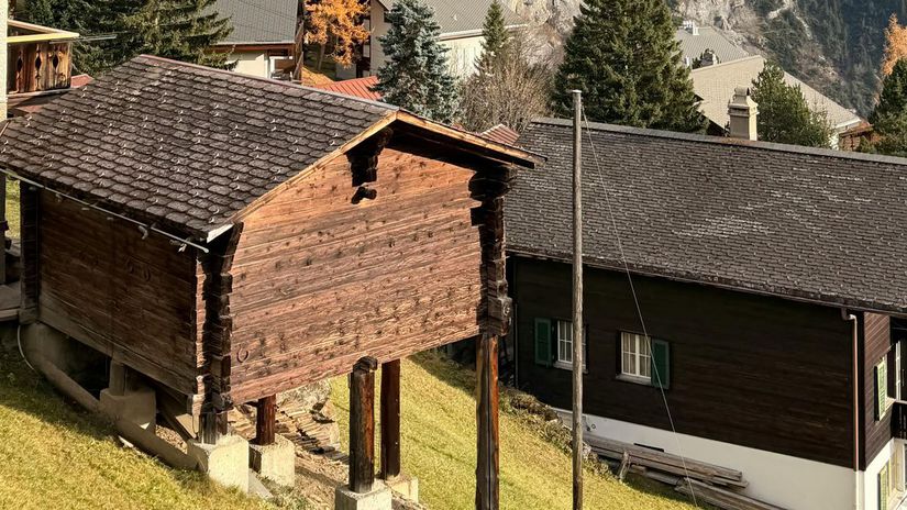Takmer vertik&aacute;lna jazda. Dedinu M&uuml;rren, kde aut&aacute; nemaj&uacute; &scaron;ancu, sp&aacute;ja so svetom najstrm&scaron;ia lanovka plan&eacute;ty