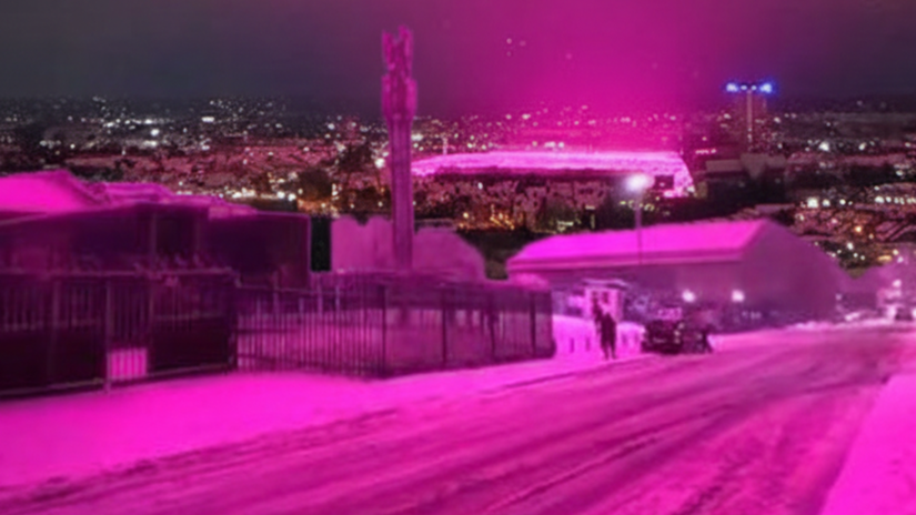 Prečo sa nebo vo &scaron;tvrtok sfarbilo do ne&oacute;novo ružovej? Žiadna pol&aacute;rna žiara, vedci tvrdia, že je za t&yacute;m futbal