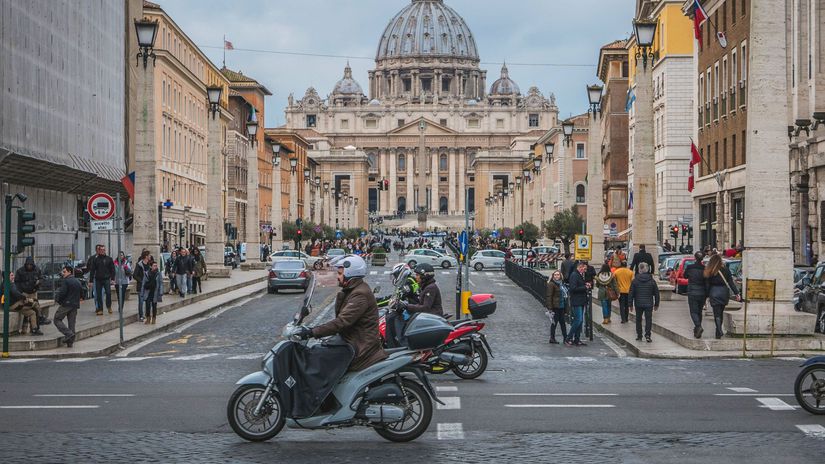 Em&oacute;cie, dilemy, gest&aacute;: Večn&eacute; mesto zaviedlo kontroverzn&uacute; novinku, jedni sa hrozia, in&iacute; len &uacute;&scaron;kŕňaj&uacute;