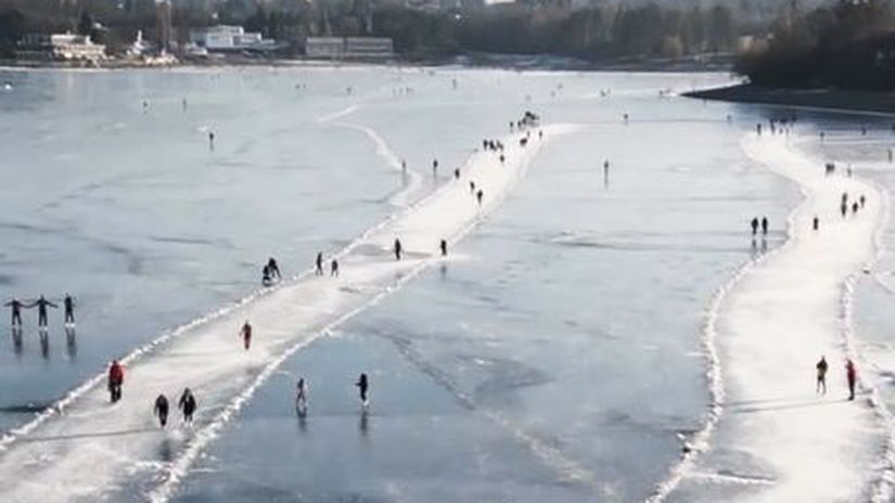 Ľadov&aacute; diaľnica u susedov: Pr&yacute;gl sa premenil na najv&auml;č&scaron;ie klzisko pod &scaron;&iacute;rym nebom