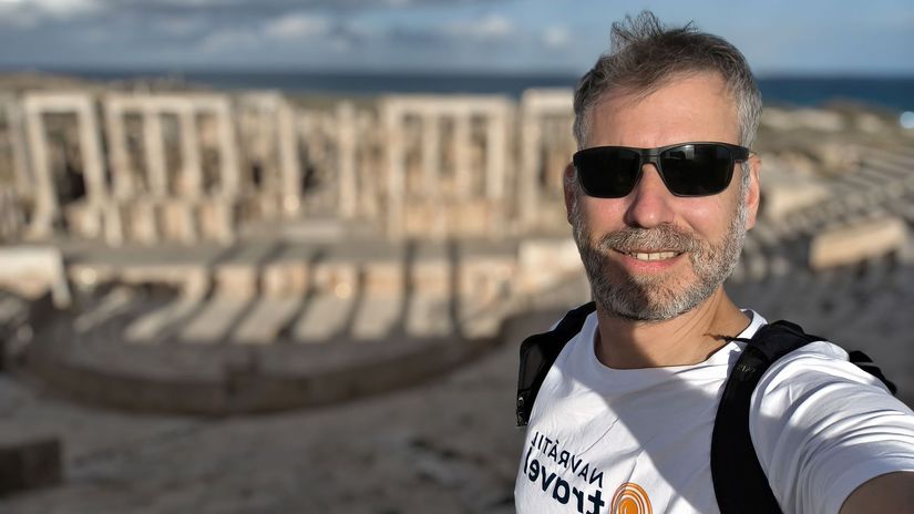 L&iacute;bya nie je norm&aacute;lna destin&aacute;cia. Dve vl&aacute;dy, veľa zbran&iacute; a policajt ako sprievodca, opisuje dystopick&uacute; krajinu cestovateľ Martin Navr&aacute;til