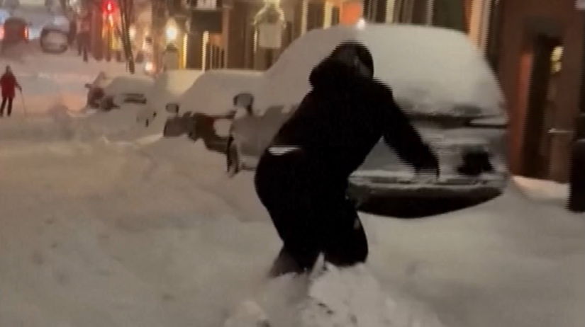 VIDEO: Čo so snehom, ktorého sú plné ulice? Záveje sa v Bostone zmenili na unikátnu snowboardovú dráhu Kép