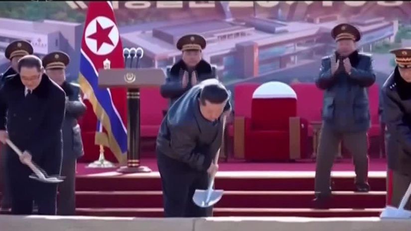 VIDEO: Kim Čong-un si obľúbil lopatu. Počas niekoľkých týždňov sa jej chopil po druhý raz Kép